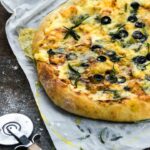 Pizza aux restes de fromages et olives noires