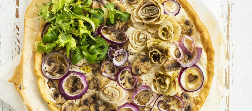 White pizza with artichokes and red onion