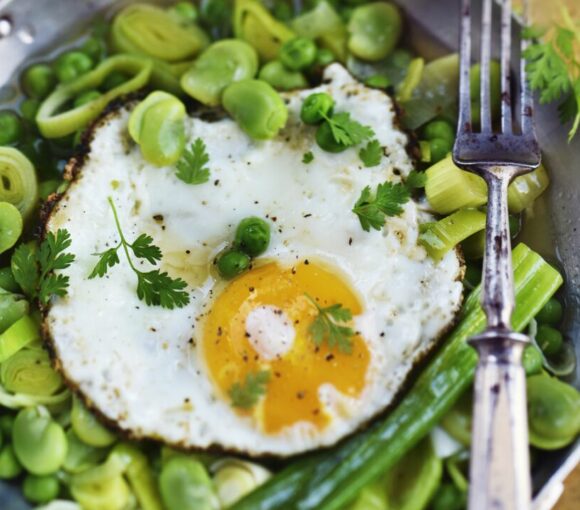 Poêlée de légumes verts et œuf au plat