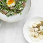 Salade d’eston au petit-suisse, jambon cru et œuf poché