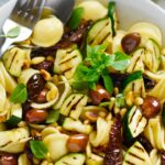 Salade d’orecchiette aux tomates séchées, olives, courgettes grillées et pignons