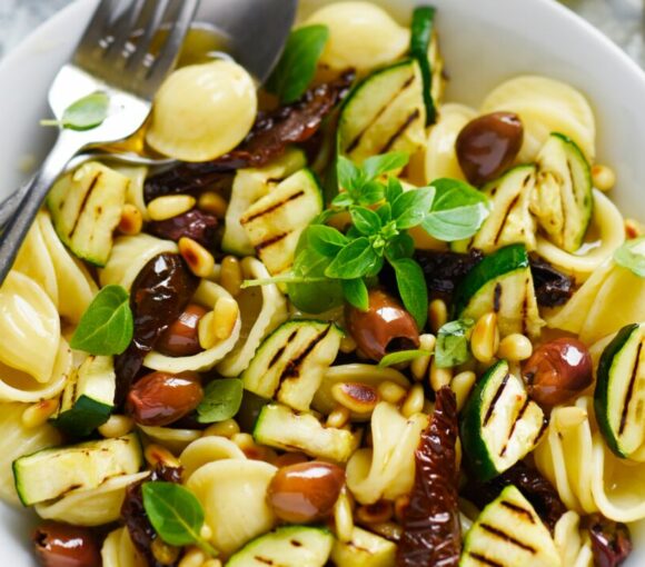 Salade d'orecchiette aux tomates séchées, olives, courgettes grillées et pignons