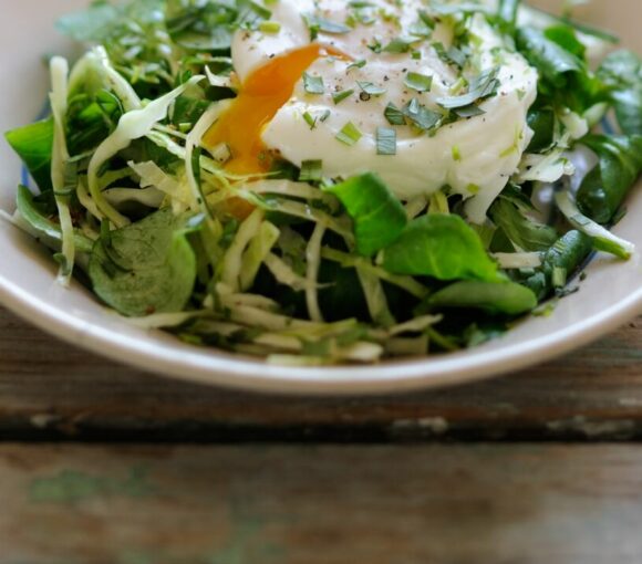 Salade de chou blanc et mâche à l’œuf poché