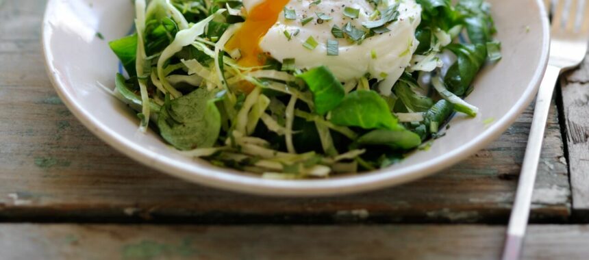 Salade de chou blanc et mâche à l’œuf poché