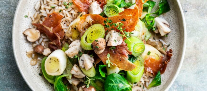Rice salad with leeks, mushrooms and raw ham