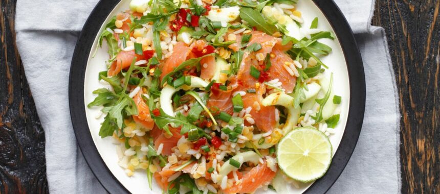 Salade de saumon fumé au riz et lentilles corail