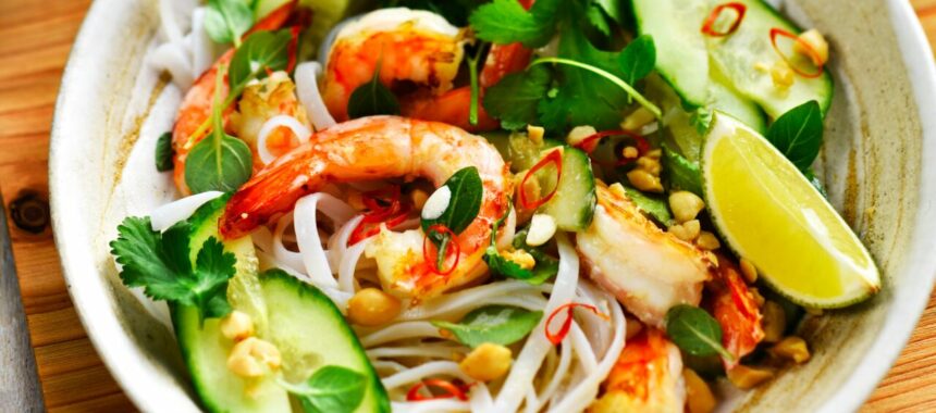 Thai rice noodle salad with prawns
