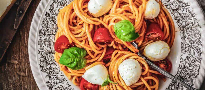 Spaghetti with tomato and mozzarella