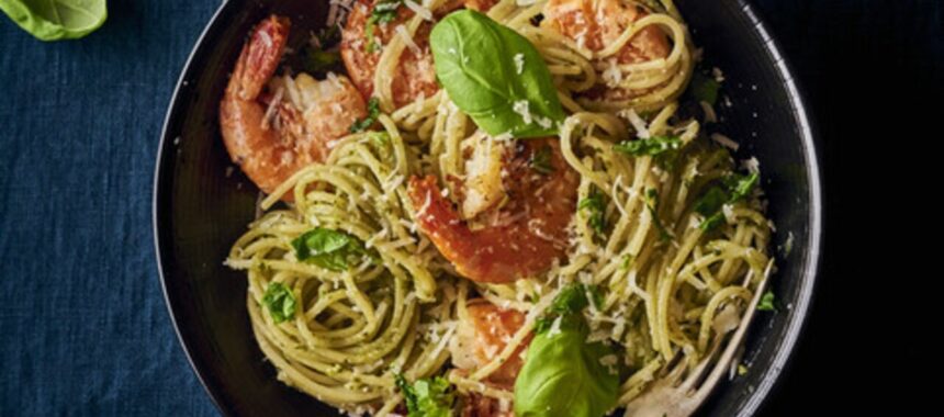 Spaghetti with basil and shrimps