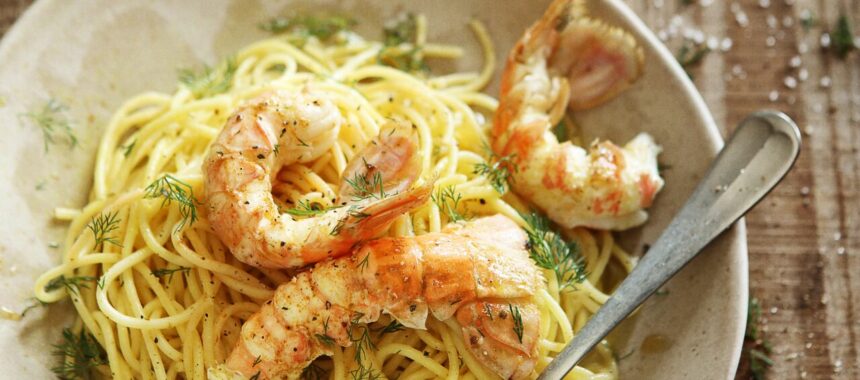Spaghetti with scampi and curry