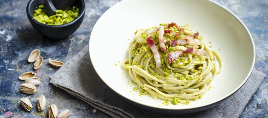 Spaghetti with pistachios and belly