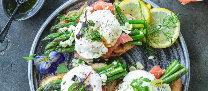 Asparagus, poached eggs and smoked salmon tartines