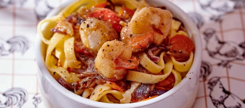 Fettuccine with vegetables and scallops