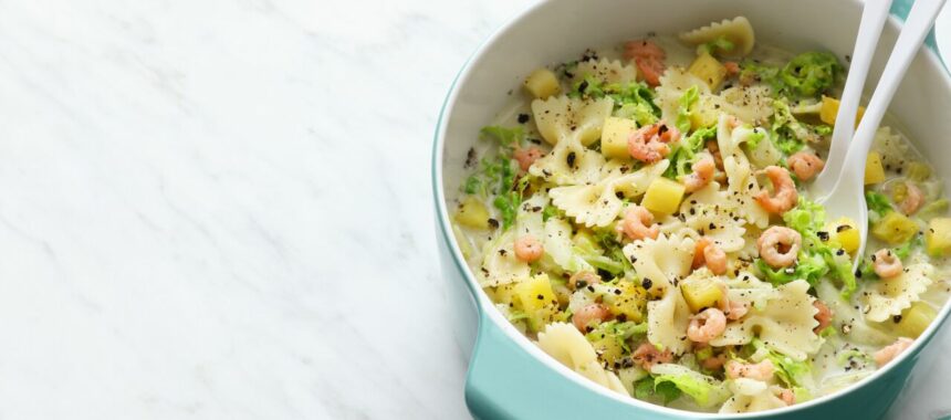 One pot pasta with prawns, Chinese cabbage and coconut milk