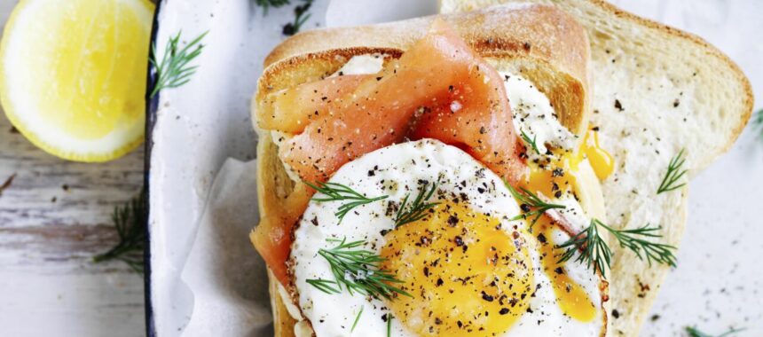 Toast with smoked salmon and fried egg