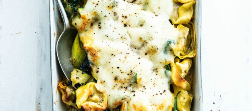 Tortellini with green vegetables and mozzarella