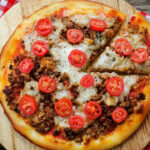 Pizza steaks hachés, tomates et mozzarella