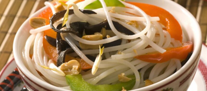 Salade de nouilles aux légumes et champignons noirs