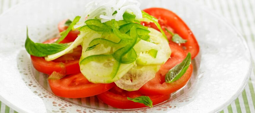 Salade de tomates, concombre et poivron vert