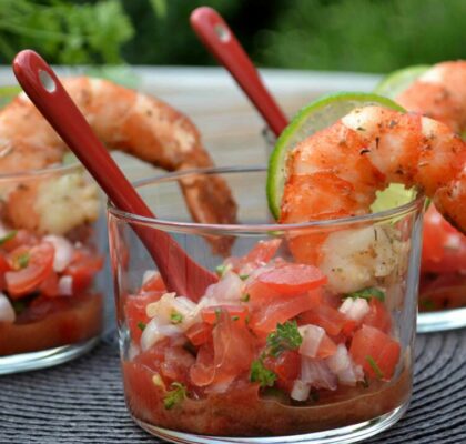 Salsa de tomates et échalotes, gambas marinées aux saveurs créoles