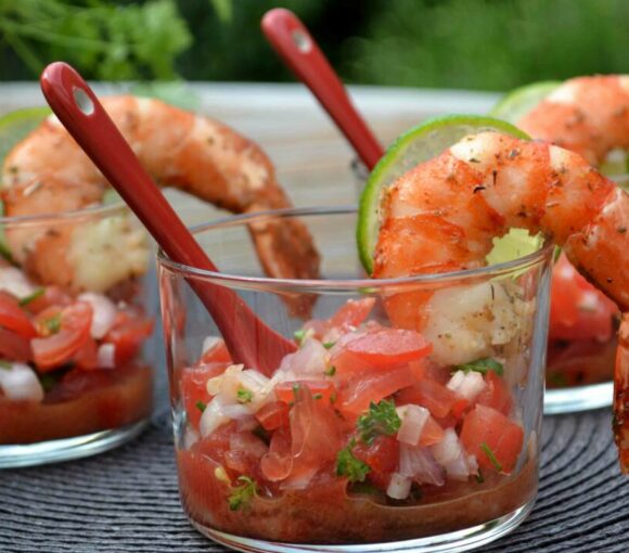 Salsa de tomates et échalotes, gambas marinées aux saveurs créoles