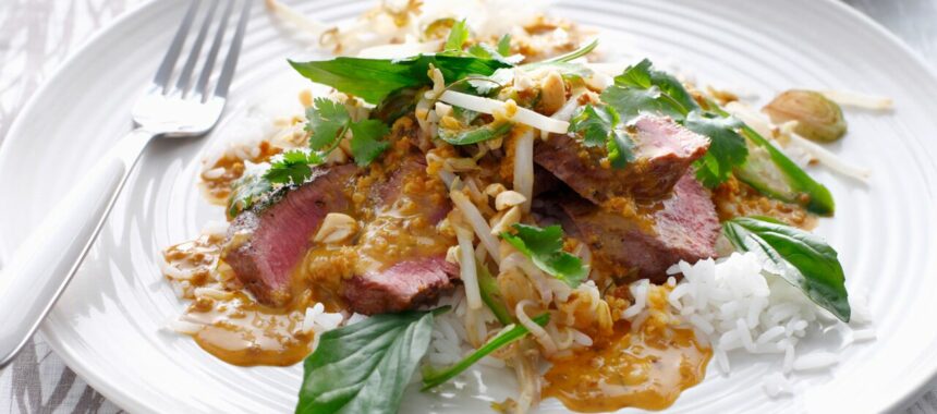 Lamb with herbs, curry sauce and peanuts