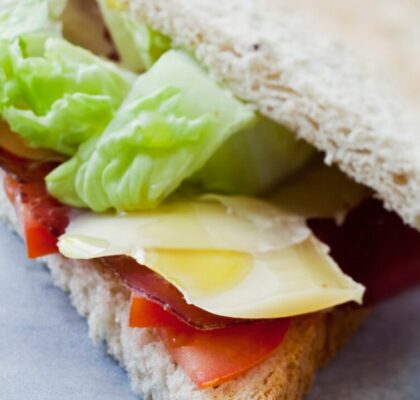 Club sandwich au fromage, laitue tomates et fines tranches de bresaola