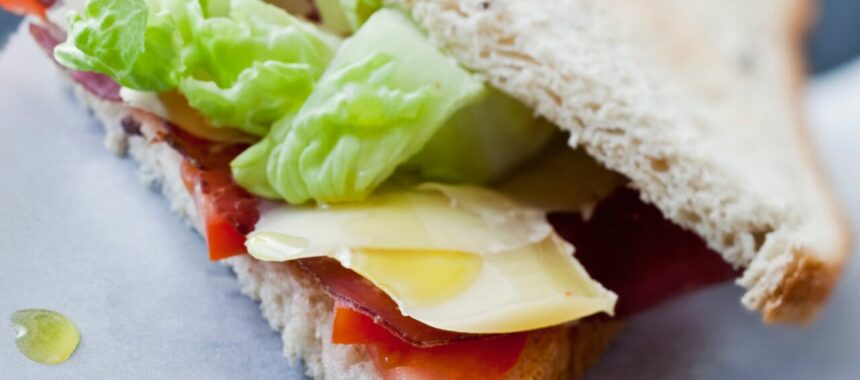 Club sandwich au fromage, laitue tomates et fines tranches de bresaola