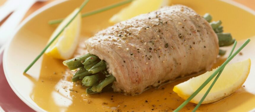 Rolled veal cutlets with lemon and baked green beans