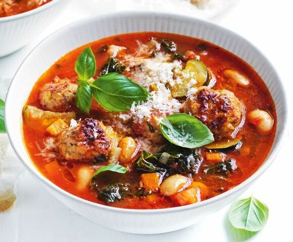 Soupe aux légumes et aux boulettes de porc à l'italienne