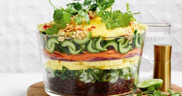 Salade de riz asiatique en couches