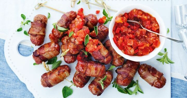 Saucisses de bœuf enrobées de bacon avec salsa de tomates