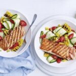 Saumon BBQ avec salade de maïs et de courgettes