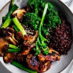 Bol de riz noir avec poulet et champignons