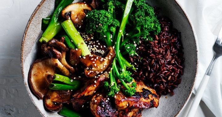 Bol de riz noir avec poulet et champignons