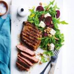 Steak grillé avec salade de betteraves rouges