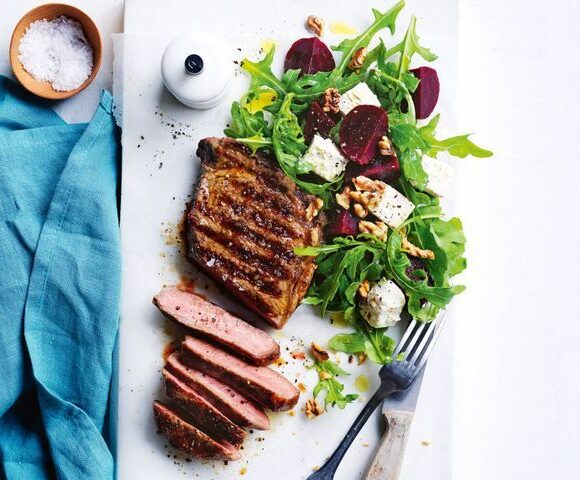 Steak grillé avec salade de betteraves rouges