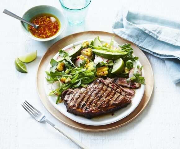 Steak au piment et au citron vert avec salade d'avocat