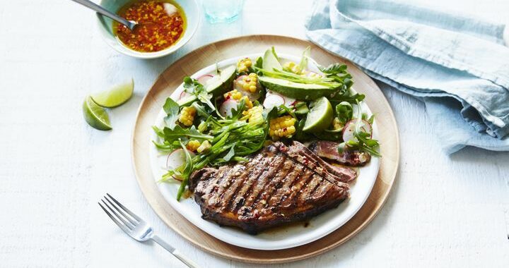 Steak au piment et au citron vert avec salade d’avocat