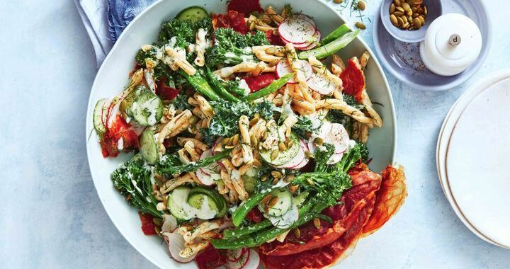 Salade de pâtes crémeuse avec du prosciutto croustillant et des légumes verts de printemps