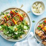 Brochettes de saumon à la grecque avec salade de citron grillé