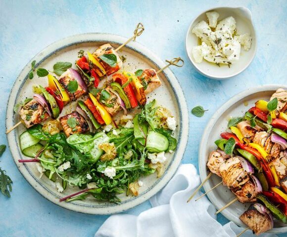 Brochettes de saumon à la grecque avec salade de citron grillé