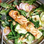Salade saine de saumon et de courgettes avec vinaigrette aux amandes