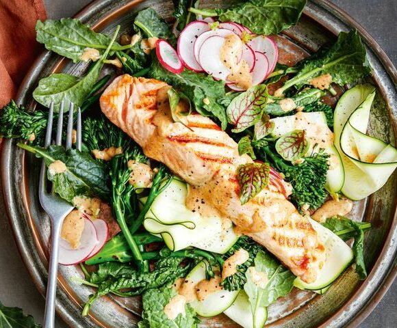 Salade saine de saumon et de courgettes avec vinaigrette aux amandes