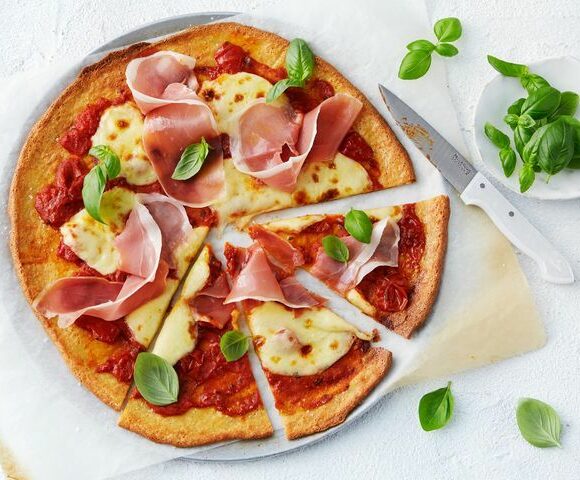 Pizza à faible teneur en glucides et adaptée au régime alimentaire