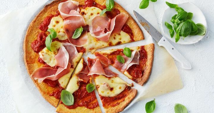 Pizza à faible teneur en glucides et adaptée au régime alimentaire