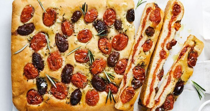 Focaccia farcie à la tomate et aux olives