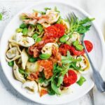 Tortellini, prosciutto et salade de tomates