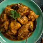 Curry de poulet Nyonya avec riz aux herbes et crevettes séchées
