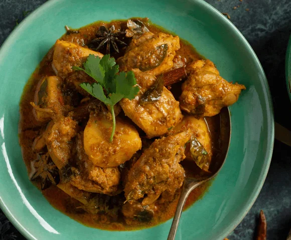 Curry de poulet Nyonya avec riz aux herbes et crevettes séchées